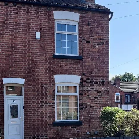 Villa Victorian Semi Detached House Behind The High Street à Newton-le-Willows Extérieur photo