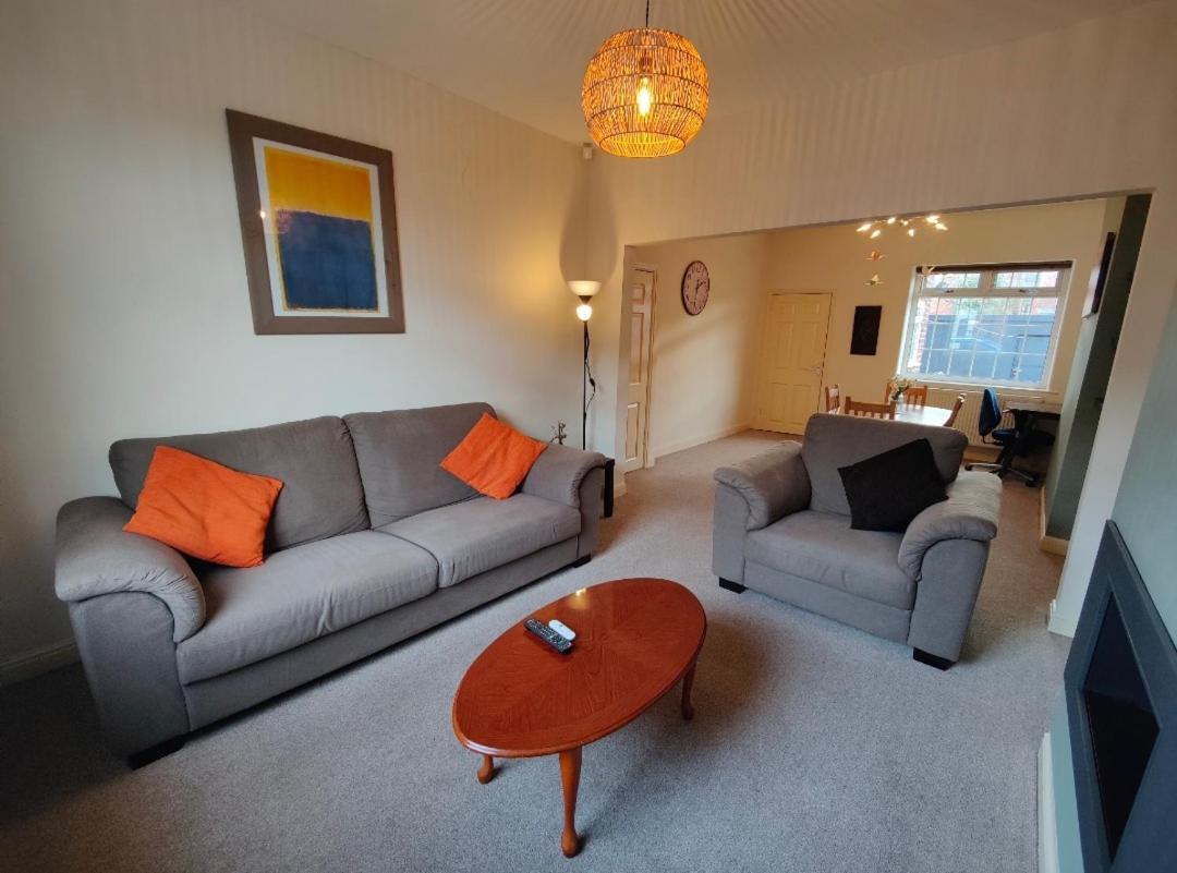 Victorian Semi Detached House Behind The High Street Holiday home *