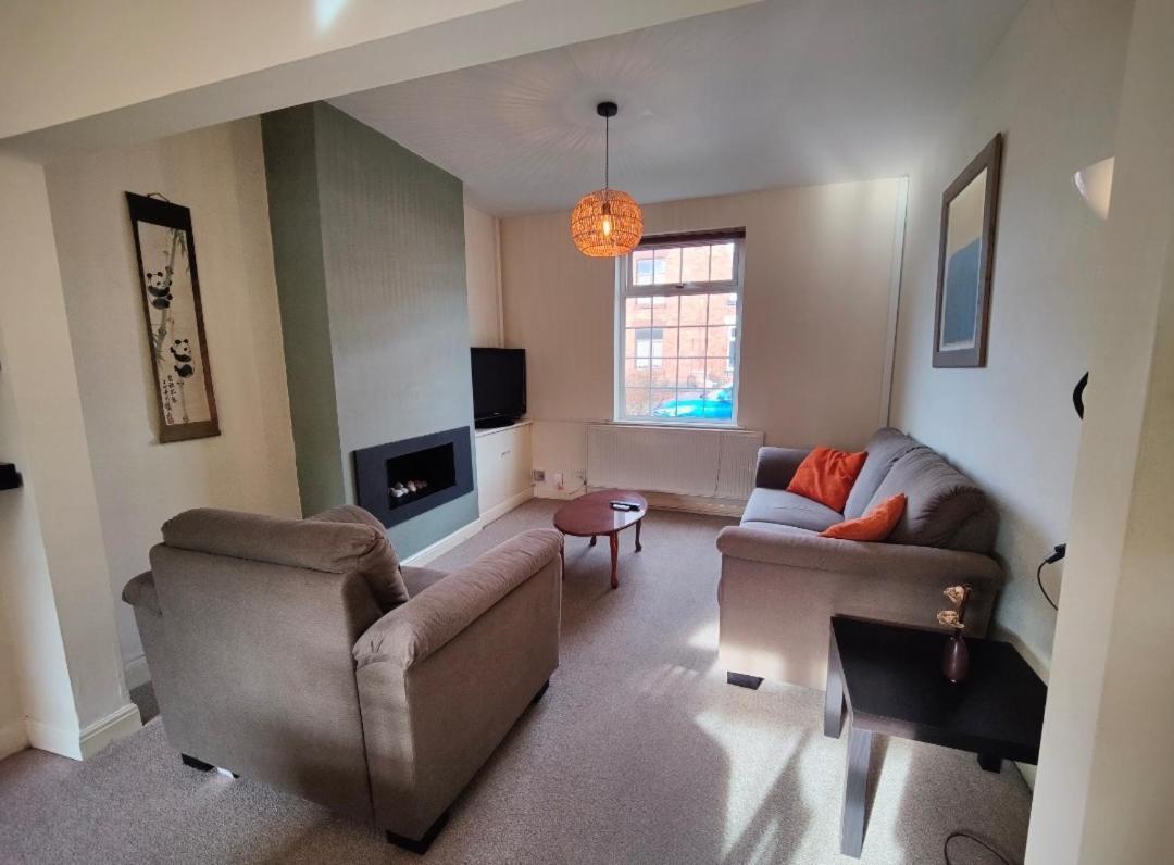 Victorian Semi Detached House Behind The High Street Holiday home Newton-le-Willows